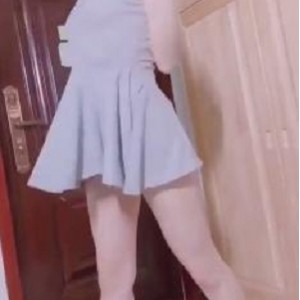 《给力热舞！咚小姐火辣身材精选大物件长腿，JK学生服装养眼妖娆着装，热舞视频+照片合集22v/45P/1.14GB》